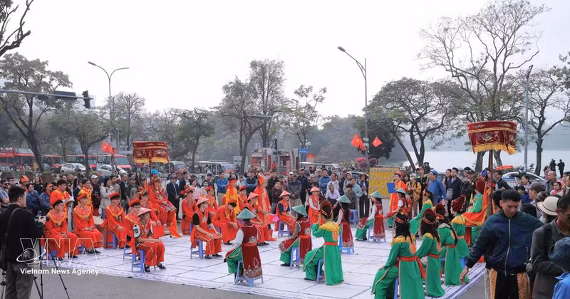 하노이는 2월 14일부터 22일까지 이어지는 9일간의 설 연휴 기간 동안 약 134만 명의 여행객을 맞이할 것으로 잠정 집계됐다. (사진: VNA)