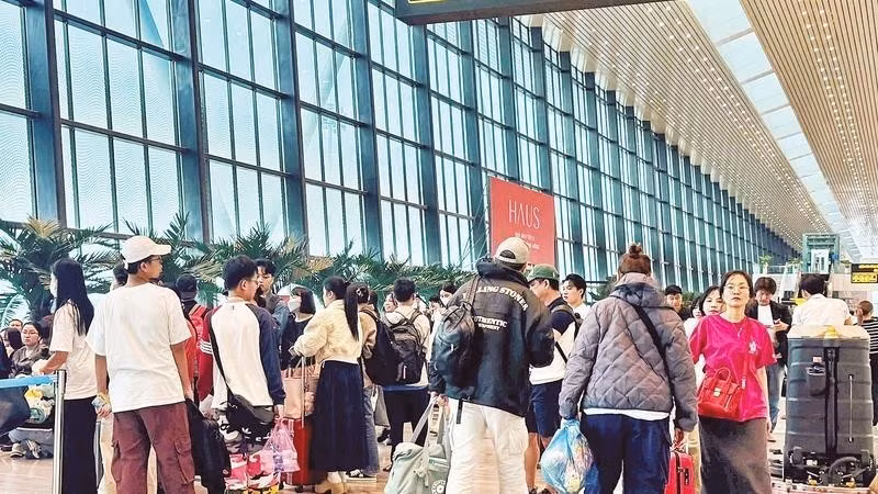 떤선녓 공항의 승객들. (사진: NDO)