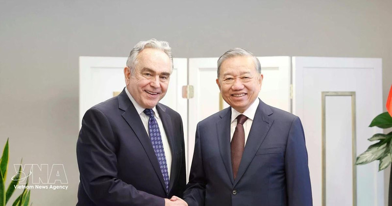 또럼 당 서기장이 20일 오후 워싱턴 D.C.에서 전 미국 국무부 부장관과 만나 악수를 나누고 있다. (사진: VNA)