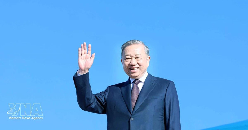 또럼 베트남 공산당 서기장이 미국에서 열린 가자 평화위원회 창립 회의를 마치고 방미 일정을 마무리하며 손을 흔들고 있다. (사진: VNA)