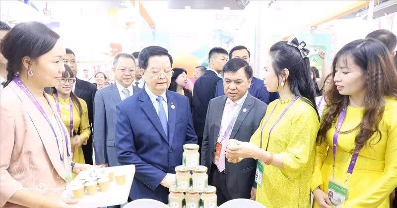 마이 반 찐 부총리가 제22회 중국-아세안 엑스포(CAEXPO)에서 베트남 부스를 방문하고 있다. (사진: VNA)