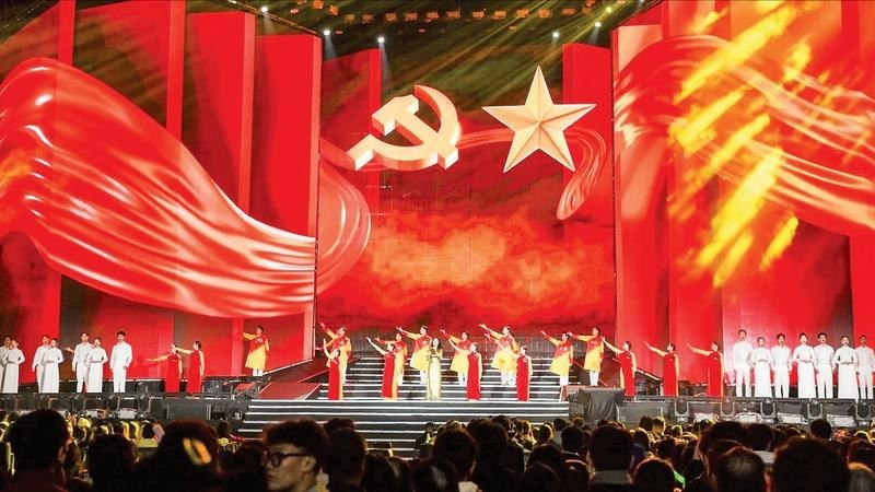 메들리 '당기 – 베트남, 봄이 왔다'가 예술 공연의 막을 열었다.