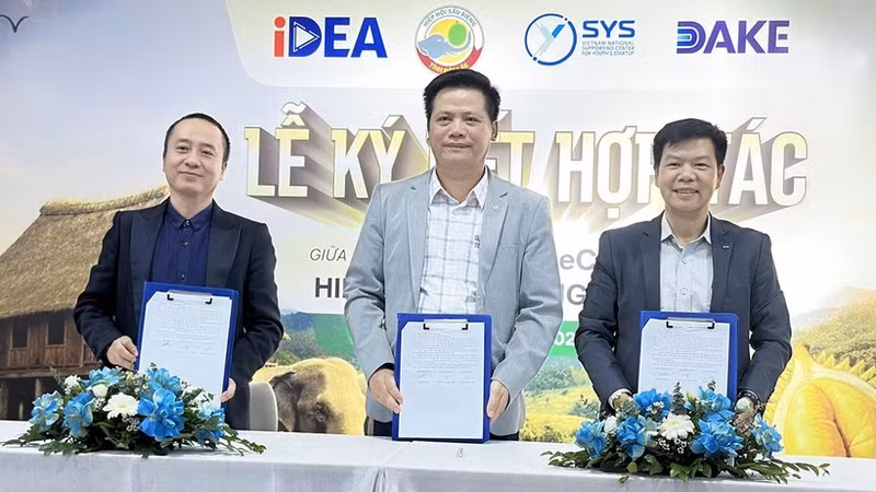 SYS 베트남, eComDX, 닥락 두리안 협회가 전략적 협력 협약을 체결하고 있다.
