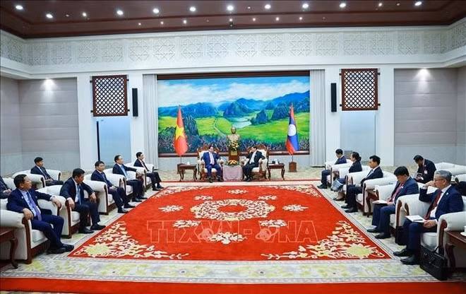 3일 오후, 팜 민 찐 베트남 총리가 통룬 시술릿 라오스 인민혁명당(LPRP) 총서기 겸 라오스 국가주석과 회담을 갖고 있다. 사진: VNA