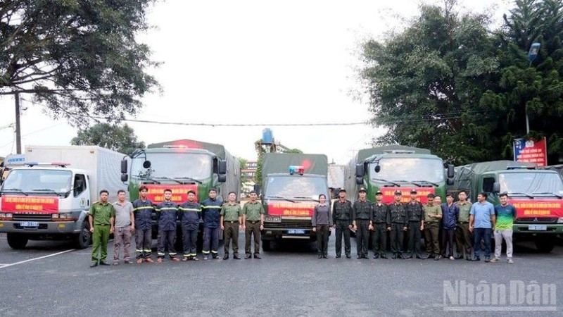 최근 홍수로 큰 피해를 입은 카인호아 주민들에게 전달될 신선한 채소 약 34톤을 실은 트럭들이 출발 준비를 마쳤다.