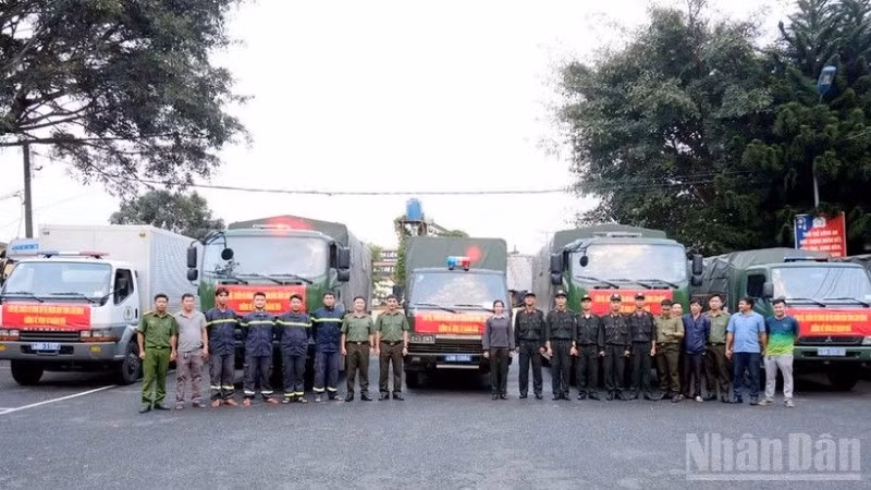 최근 홍수로 큰 피해를 입은 카인호아 주민들에게 전달될 신선한 채소 약 34톤을 실은 트럭들이 출발 준비를 마쳤다.