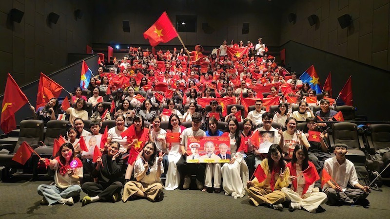 ‘조국은 내 마음에: 더 콘서트 영화’ 관람을 열망하는 청년들.