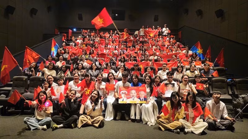 ‘조국은 내 마음에: 더 콘서트 영화’ 관람을 열망하는 청년들.