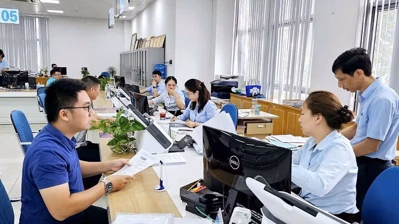 꽝닌성 공공행정서비스센터에서 행정 절차를 처리하는 모습. (사진: NDO)