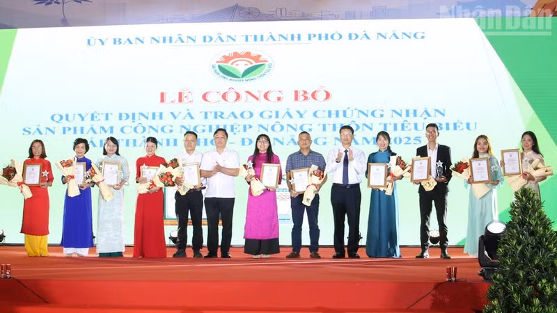 2025년 우수 농산물 및 관련 제품들에 대한 인증서 수여식.