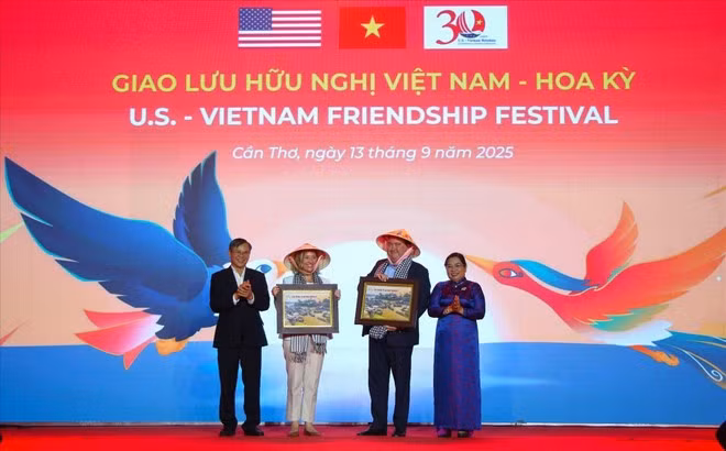 2025년 9월, 메콩델타 껀터시에서 열린 베트남-미국 우정 축제 (사진: VNA)