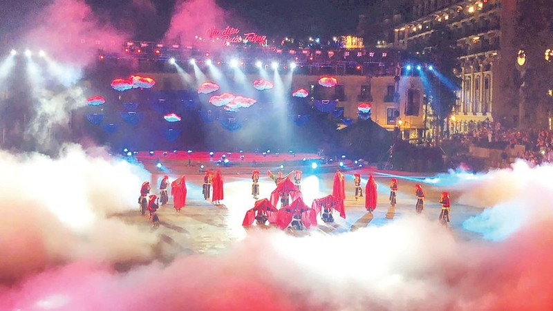 사파에서 열린 대규모 라이브 퍼포먼스 아트 프로그램. (사진: 루 마이)