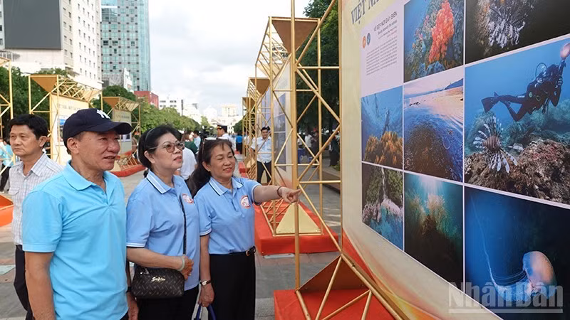 전시회를 관람하는 시민들.