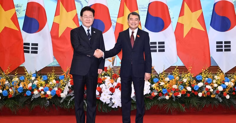 레민훙 베트남 총리가 이재명 대한민국 대통령과 악수를 나누고 있다.