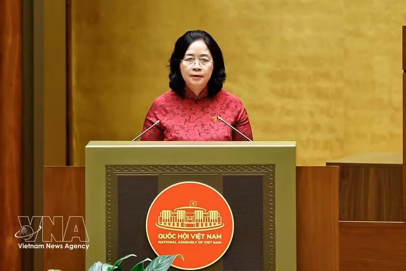 부이 티 민 호아이 베트남 조국전선 중앙위원회 주석이 국민 의견 및 건의사항에 관한 보고서를 발표하고 있다. (사진: VNA)