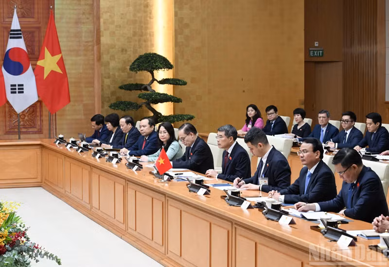 레민흥 총리가 이재명 대통령과 회담을 갖고 있다.