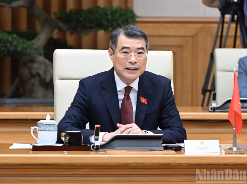 레민흥 총리가 이재명 대통령과의 회담에서 발언하고 있다.