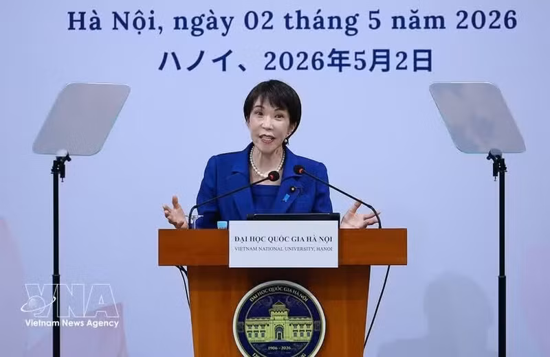 다카이치 사나에 일본 총리가 하노이 베트남국립대학교에서 주요 정책 강연을 하고 있다. (사진: VNA)