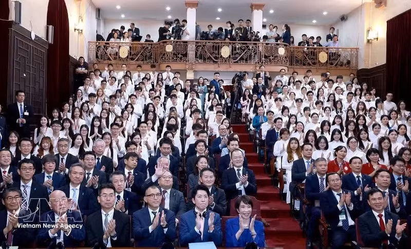 다카이치 사나에 일본 총리가 하노이 베트남국립대학교 학생들과 기념촬영을 하고 있다. (사진: VNA)