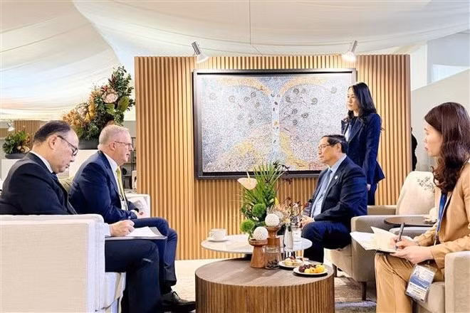 팜 민 찐 총리와 앤서니 알바니지 호주 총리의 회담 모습. (사진: VNA)