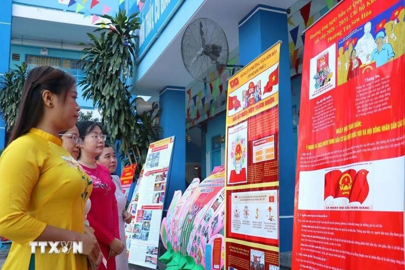 호찌민시 떤선호아 지역 유권자들이 선거 정보를 살펴보고 있다. (사진: VNA)