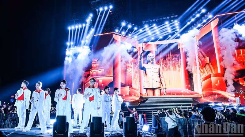 이 행사는 인민일보와 하노이 인민위원회가 공동으로 주최하는 대규모 문화예술 행사입니다.