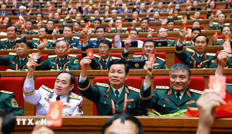 제14차 전국당대회 결의안을 채택하는 대의원들. (사진: VNA)