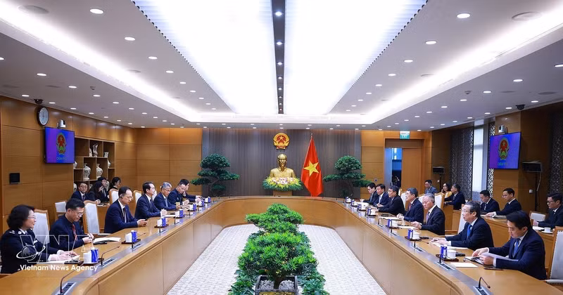 레 민 흥 베트남 국무총리가 12일 하노이에서 허웨이 주베트남 중국대사를 접견하고 있다. (사진: VNA)