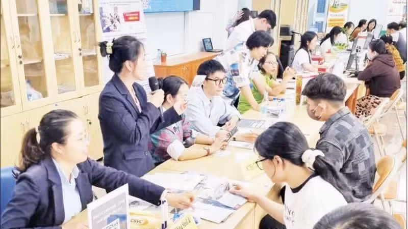호찌민시 고용서비스센터 직원들이 취업 상담 및 일자리 매칭 세션에 참여하고 있다. (사진: 호아이 투)