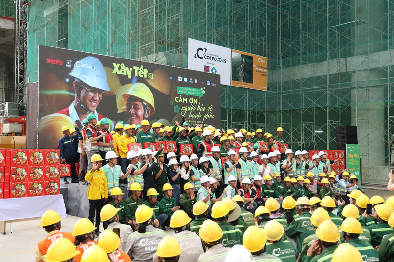 각 부서와 시공사 대표들이 건설 현장에서 근로자들과 기쁨을 나누고 있다.