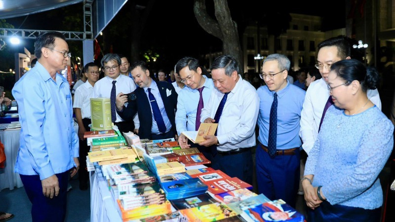 대표단이 박람회에서 출판물을 소개하는 부스를 방문하고 있다. (사진: NDO)