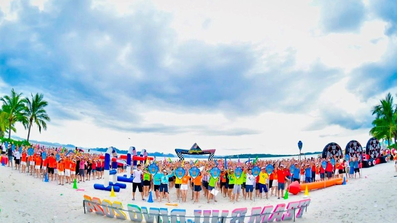 꽝닌 하롱에서 열린 MICE 단체의 해변 팀빌딩 활동. (사진: HUE VU)