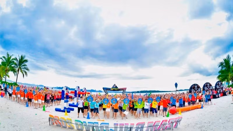 꽝닌 하롱에서 열린 MICE 단체의 해변 팀빌딩 활동. (사진: HUE VU)