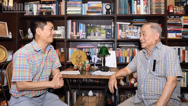 라에 딜록위디야랏 상원의원(오른쪽)이 태국에서 인민일보 특파원과 인터뷰를 하고 있다. (사진: 민 탕)