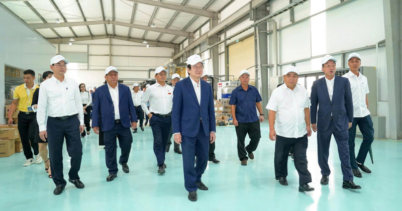 쯔엉떤상 전 국가주석, 응우옌찌중 부총리 및 대표단이 HANSSIP에 위치한 오나가(ONAGA) 회사를 방문했다. (사진: NDO)