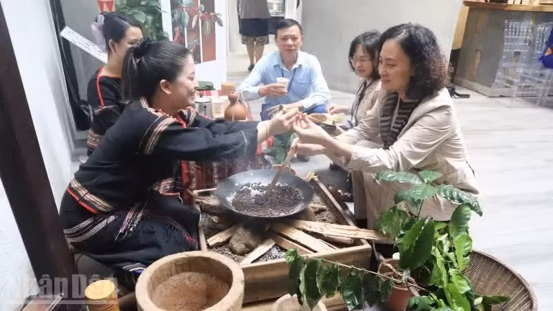 에데족의 전통 커피 로스팅을 체험하는 방문객들.