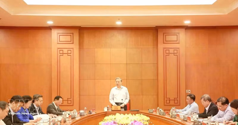또 럼 베트남 공산당 서기장이 당 중앙위원회 사무국과의 업무 회의에서 발언하고 있다. (사진: VNA)