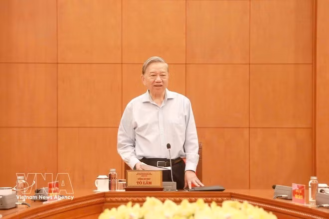 또 럼 당 서기장이 당 중앙위원회 사무국과의 업무 회의에서 발언하고 있다. (사진: VNA)