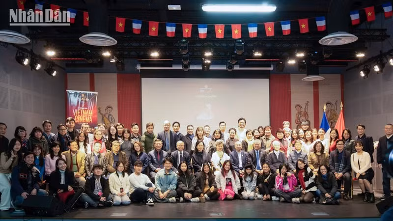 많은 재외 베트남인과 청년, 학생, 영화 애호가들이 영화 제작진을 응원하기 위해 이번 교류 행사에 참석했다. (사진: 민 주이)