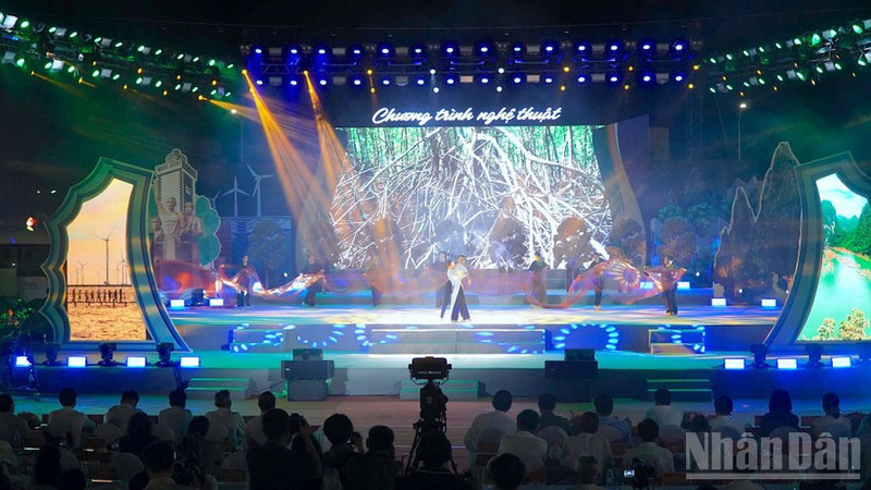 행사에서 열린 예술 공연. (사진: NDO)