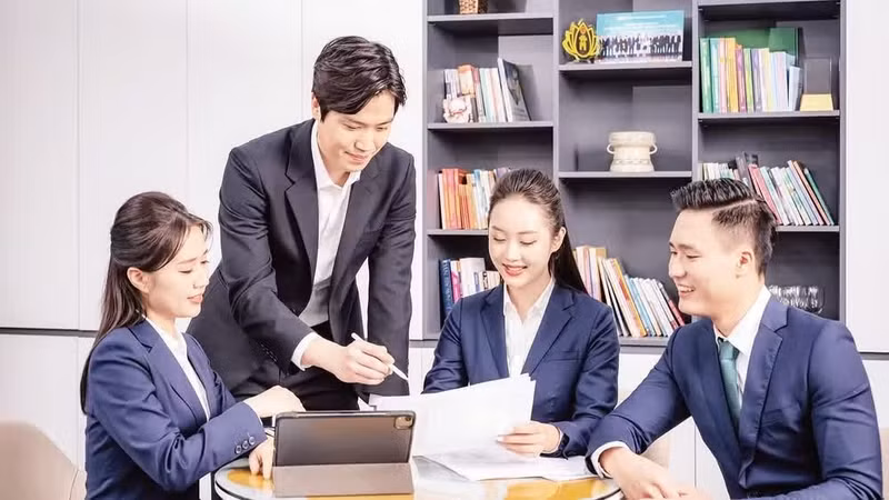 팀을 이뤄 근무하고 있는 BIDV 직원들. (사진: 호아이 투)