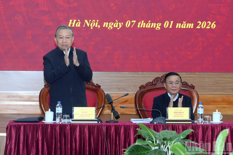 또럼 베트남 공산당 서기장이 중앙정책전략 위원회와의 업무 회의를 주재하고 있다.