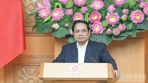 팜 민 찐 베트남 총리가 교통 분야 국가 중점 사업에 관한 국가 지도위원회 제22차 회의에서 발언하고 있다. (사진: 쩐 하이)