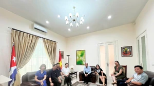 영화 제작진이 베트남 주재 쿠바 대사관과 의견을 나누고 있다. (사진: VTV)