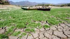 2023년 8월 인도네시아 워노기리의 저수지 바닥에 좌초된 보트. (사진: 신화통신)