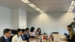 베트남과 스위스 대표단이 베트남과 유럽자유무역연합(EFTA) 간 자유무역협정(FTA) 제19차 협상에서 주요 현안에 대해 논의하고 있다. (사진: VNA)