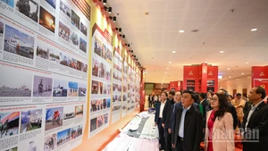 쩐껌뚜 당 서기국 상임위원이 제14차 전당대회 준비 상황을 점검하고 있다.