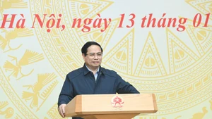 회의에서 발언하는 팜민찐 총리. (사진: 쩐 하이)