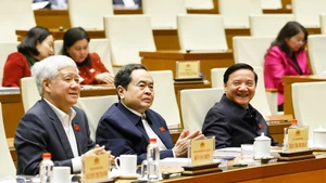 쩐탄먼 국회의장(가운데)과 도반찌엔 부의장(왼쪽), 응우옌칵딘 부의장(오른쪽)이 13일 열린 회의에 참석하고 있다. (사진: VNA)