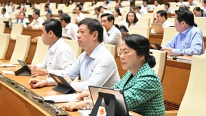 국회 의원들이 법 제정 및 집행에 획기적인 변화를 가져올 특별 메커니즘과 정책에 관한 결의안을 채택하고 있다. (사진: 투이 응우옌)